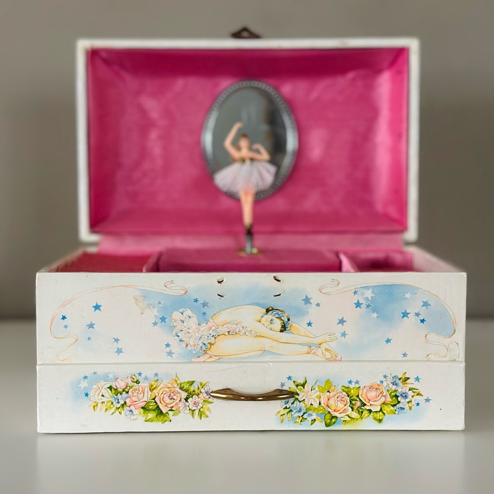 Vintage Lillian Vernon ballerina musical jewelry box